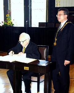FOTO - Prezident Ferenc Mádl se zapsal do Zlaté knihy města Prahy