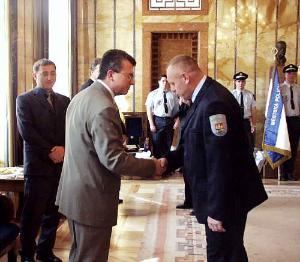 FOTO - Primátor blahopřeje čerstvém nositeli Čestného odznaku MP Miroslavu Kašpárkovi
