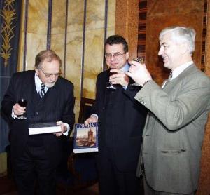 Primátor Jan Kasl s německým velvyslancem (vlevo) a autorem knihy Václavem Ledvinkou