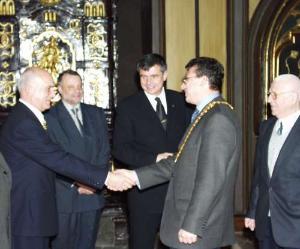 Primátor Jan Kasl vítá představitele bulharského hlavního města na Staroměstské radnici