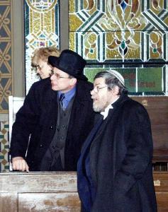 Primátor Jan Kasl a pražský a vrchní zemský rabín Karol Sidon v přízemí chrámové lodi před jednou z vitráží