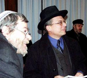 Pražský a vrchní zemský rabín Karol Sidon, primátor Jan Kasl a předseda Pražské židovské obce Jiří Daníček v modlitebně synagogy