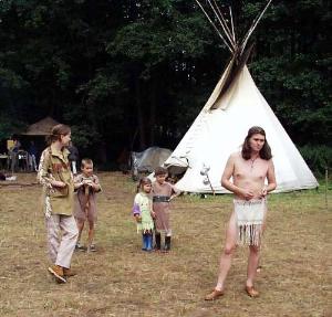 Děti z pražského sdružení Kondor si na Indiány hrají skutečně důsledně.