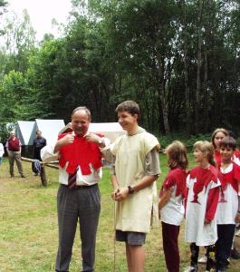 S dětmi z Prahy 4 si radní Jan Tomčík vyzkoušel i jejich husitské oblečení.