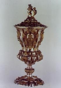 Foto - Stříbrný pohár, pozlacený, zdobený granáty, dar knížat Lobkowiczů, 1842