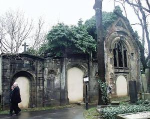 FOTO - Kaplové hrobky jsou většinou zdevastované, správa hřbitova nechala zazdít jejich vchody