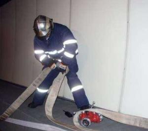 Od hasičského vozu k místu nehody se musely spojovací chodbou protáhnout desítky metrů hadic