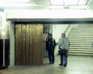 FOTO - Kryty uzávěry ve stanici metra Dejvická - východ směrem k tramvajové zastávce na Vítězném náměstí