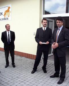 FOTO - Náměstek primátora Petr Švec (vpravo), náměstek ředitele SSMP Josef Juránek (uprostřed) a ředitel útulku Václav Steinbauer