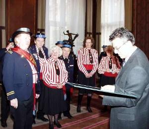 foto - Zástupci spolku předali pražskému primátorovi diplom čestného členství.