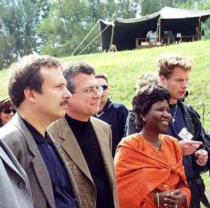 FOTO - Do otevření pavilónu goril zbývá už jen chvilka - zleva ministr životního prostředí Petr Kužvat, primátor Jan Kasl a velvyslankyně Nigérijské republiky