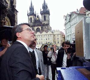 FOTO - Zvonař Petr Rudolf Manoušek upozorňuje primátora Jana Kasla na tabulku s přehledem zvonů a jejich patronů - městských částí