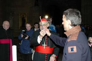 486471_23.12.2005 - Primátor hlavního města Pavel Bém a kardinál Miloslav Vlk v katedrále sv. Víta dnes odpoledne slavnostně  převzali od skautů Betlémské světlo - Plamínek přát
