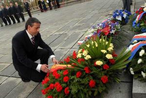 28.10.2006 - Primátor Pavel Bém při kladení věnců v Památníku na Vítkově