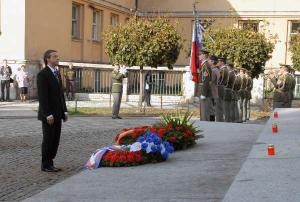 28.10.2006 - Primátor Pavel Bém při kladení věnců u Pomníku legionářů na náměstí pod Emauzy