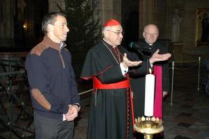 486477_23.12.2005 - Primátor hlavního města Pavel Bém a kardinál Miloslav Vlk v katedrále sv. Víta dnes odpoledne slavnostně  převzali od skautů Betlémské světlo - Plamínek přát