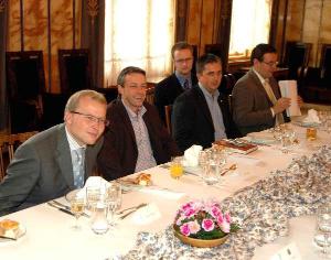 15.6.2005- Slavnostního oběda se zúčastnil vedle primátora Pavla Béma jeho náměstek Petr Hulinský (vpravo), zástupce ředitele Magistrátu Miroslav Sklenář (zcela vpravo) a