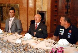 15.6.2005- Slavnostní oběd v rezidenci primátora: uprostřed velvyslanec Republiky Slovinsko Mirošič Drago a vpravo plavec Martin Strel