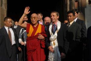 Jeho Svatost XIV. dalajlama navštívil Prahu v rámci akce Forum 2000. Ve středu 11. října ho na Staroměstské radnici přijal primátor Pavel Bém