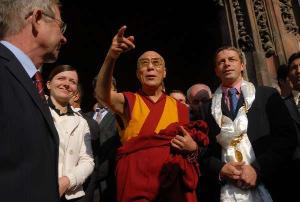 Jeho Svatost XIV. dalajlama navštívil Prahu v rámci akce Forum 2000. Ve středu 11. října ho na Staroměstské radnici přijal primátor Pavel Bém.