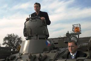 12.10.2006-Praha má k dispozici pro mimořádné události dva vyprošťovací tanky, které si primátor Bém i jeho náměstek Blažek prohlédli zblízka