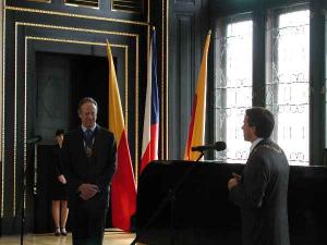 8. 7. 2004 Primátor hl. m. Prahy v Brožíkově síni Staroměstské radnice přijal starostu City of London pana Roberta Finche