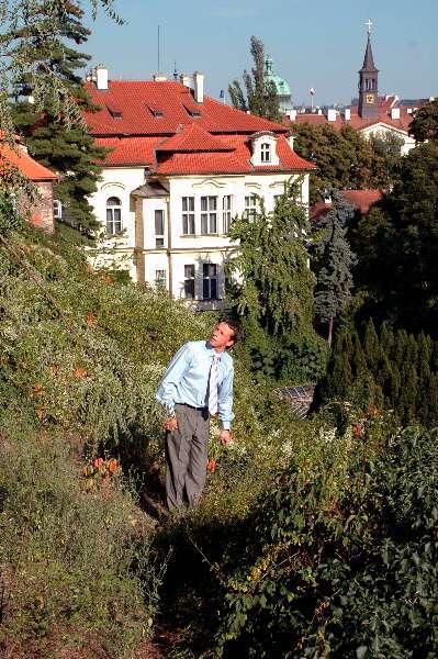 12. září si primátor Bém prohlédl zanedbanou Fürstenberskou zahradu, která v následujícíh měsících projde kompletní rekonstrukcí a propojí se s ostatními palácovými zahra