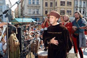 "Nejvyšší purkmistr pražský" Pavel Bém zdraví císaře Karla IV. při jeho cestě Prahou