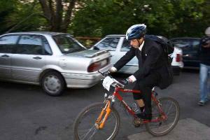 459978_22. 9. 2004 Pražský primátor v rámci &#34;dne bez aut&#34; cestoval do práce na kole.