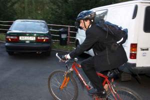 459984_22. 9. 2004 Pražský primátor v rámci &#34;dne bez aut&#34; cestoval do práce na kole.