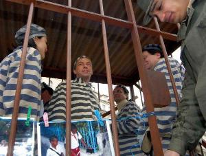 489578_17. března se pražský primátor Pavel Bém nechal na hodinu uvěznit v symbolické cele na Václavském náměstí, aby tak podpořil kubánské politické vězně a tamní demokratickou