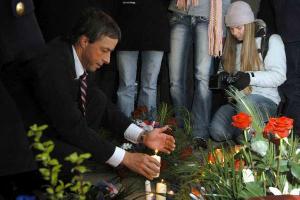17. 11. 2005: Primátor Pavel Bém si zapálením svíce u památníku na Národní třídě připomněl události 17. listopadu 1989