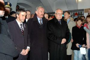 17. 11. 2005: Prezident republiky Václav Klaus, předseda Senátu PČR Přemysl Sobotka a primátor Pavel Bém si u památníku na Národní třídě připomněli události 17. listopadu