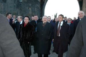 488885_V pátek 17. února se pražský primátor Pavel Bém prošel po Karlově mostě s polským prezidentem Lechem Kaczynskim.