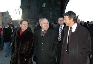 488891_V pátek 17. února se pražský primátor Pavel Bém prošel po Karlově mostě s polským prezidentem Lechem Kaczynskim.