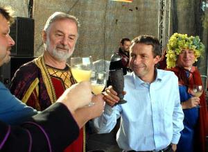 Vinohradské vinobraní si v pátek (22.9.) odpoledne užil i pražský primátor Pavel Bém.