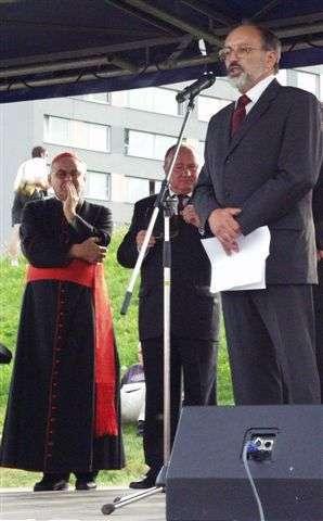 27.8.2005 - Náměstek primátora Jan Choděra ocenil přínos projektu Komunitního centra Matky Tereze pro Prahu