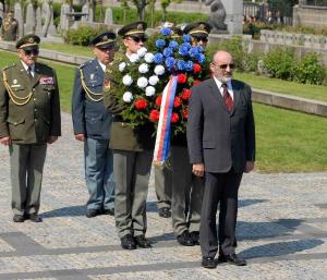 7.5.2006 - Jan Choděra, náměstek primátora na Pohřebišti armád Olašanských hřbitovů  -  kladení věnců na památku padlých v 2. světové válce