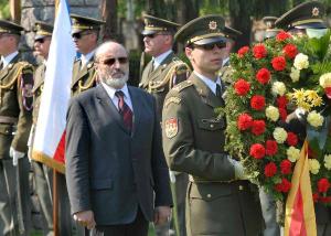 7.5.2006 - Jan Choděra, náměstek primátora na Pohřebišti armád Olšanských hřbitovů  -  kladení věnců na památku padlých v 2. světové válce