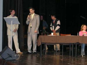 Radní Jan Štrof na celopražském finále soutěže pro středoškoláky "Hezky česky" v Městské knihovně v Praze /13.5.05/