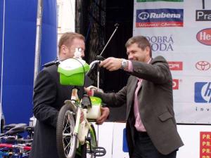 493524_7.6.2006 - radní hl.m. Jan Štrof předal v rámci konání cyklistických závodů "Kolo pro život - Pražské schody" 14 horských kol dětem z dětských domovů v Dolních Počernicíc