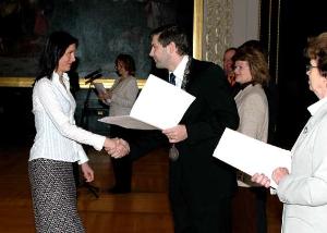 16. 1. 2006 - Radní Jan Štrof předal 28 absolventům prvního ročníku vzdělávacího programu Manažerského  osvědčení o úspěšném ukončení studia.