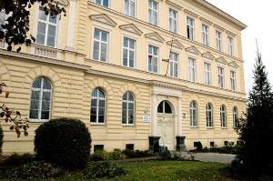 24.10.2005 - Nově zrekonstruovaná holešovická Obchodní akademie. Hl.m. tuto přestavbu podpořilo 10 miliony korun.
