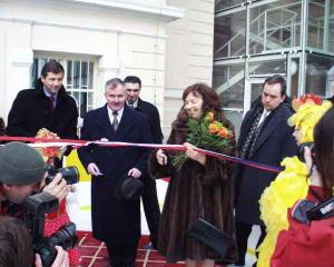 26.1.2005 - Otevření minikluziště v Karlíně. Na snímku zprava paní Livie Klausová, polský velvyslanec Andrzej Krawczyk a radní Jan Štrof.