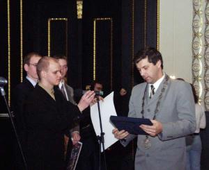 Radní Jan Štrof předal vítězům české soutěže GMC Euromanager 2004/2005 cenu hl. m. Prahy