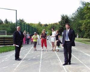 4.9.2006-Radní Jan Štrof sledoval společně s ředitelem SPŠ program k zahájení provozu nového areálu Centra volného času na Proseku