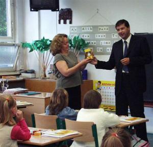 4.9.2006- &#34;Spící vajíčko&#34;od radního Štrofa dostala každá z prvních tříd v ZŠ Novoborská