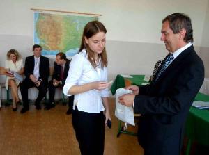 492468_22.5.2006 - radní HMP Jan Štrof  navštívil dnes první den ústních maturitních zkoušek na Obchodní akademii v Praze 7, kde také  odpoledne vyhlásil výsledky.