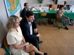 492456_22.5.2006 - radní HMP Jan Štrof  navštívil dnes první den ústních maturitních zkoušek na Obchodní akademii v Praze 7, kde také  odpoledne vyhlásil výsledky.