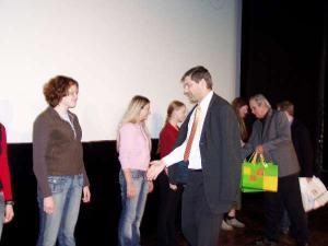 492566_23.5.2006 – radní hl. m. Prahy Jan Štrof dnes předával ceny vítězům středoškolské soutěže Hezky česky. V Městské knihovně v Praze 1 se toto celopražské klání pořádalo pod